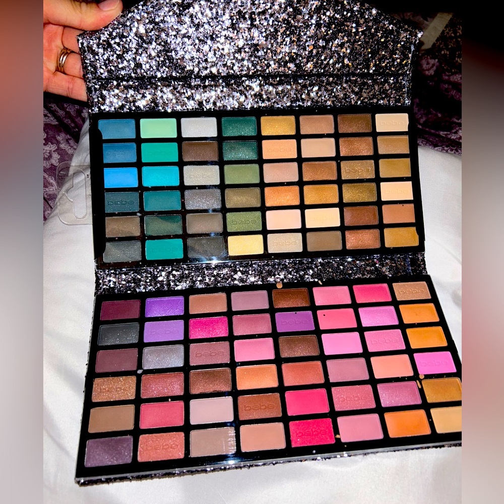 NWT Bebe 96 pc eyeshadow beauty clutch
